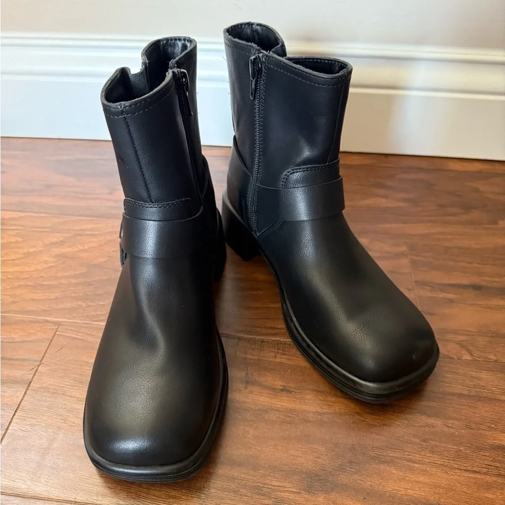 NWOT Steve Madden Girls JFlyer Black Moto Boots with Buckle Detail-Size 2